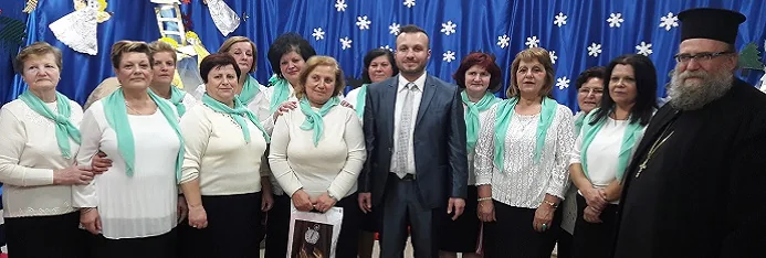 Ο Πέτρος Νικήτας με μέλη της χορωδίας του και κληρικό